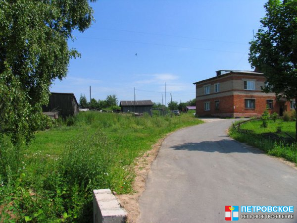 Тархово - двухэтажное здание и огороды